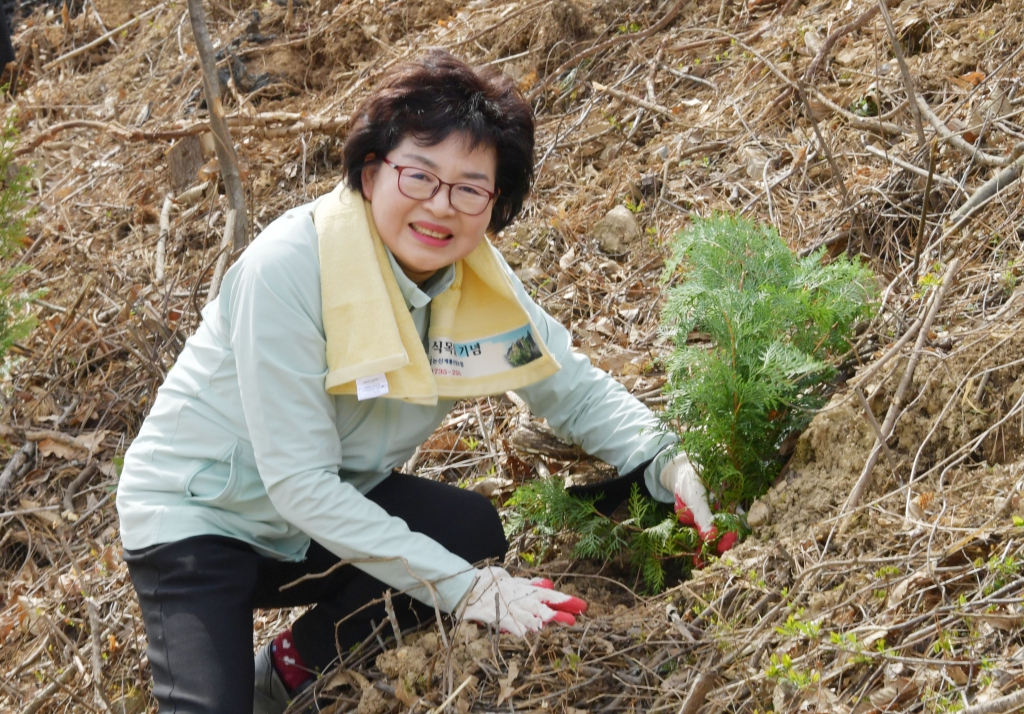 제79회 식목일 기념 나무심기 행사(벌곡면 대덕리 산51-6) 2024.04.02(화) 이미지(8)