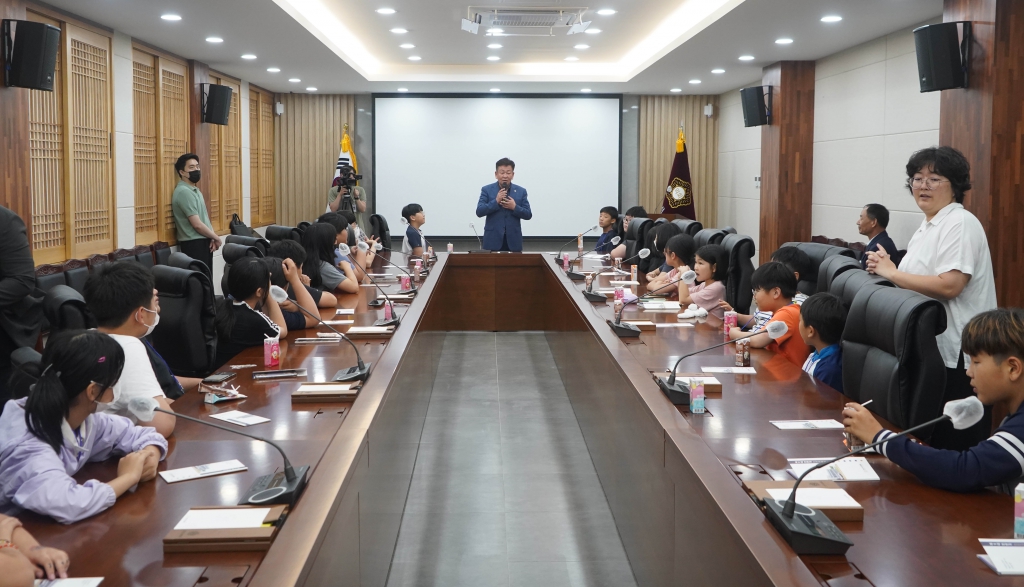 2023.06.01(목) 광석면 마을학교 학생들, 논산시의회 방문  이미지(3)