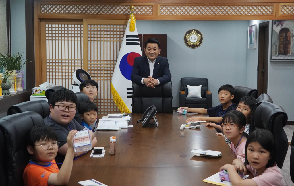 2023.06.01(목) 광석면 마을학교 학생들, 논산시의회 방문  이미지(4)