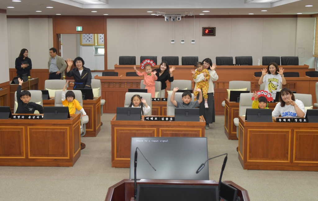 어버이날 맞아 논산 어린이집(성동숲속어린이집, 해맑은 직장어린이집) 논산시의회 방문 2025.05.08(목) 이미지(9)