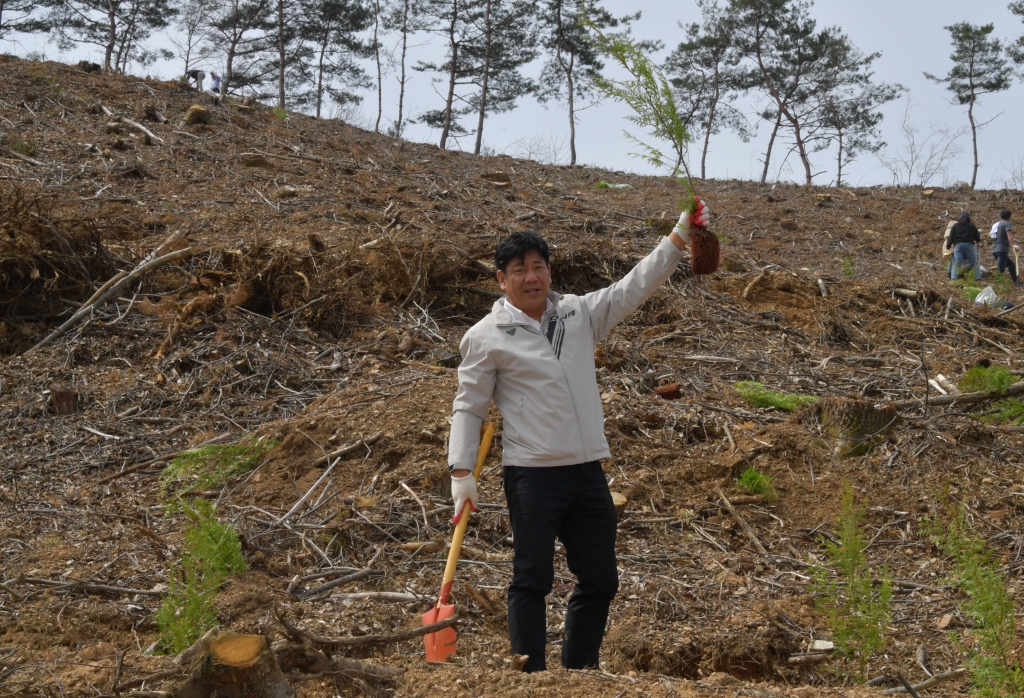 제79회 식목일 기념 나무심기 행사(벌곡면 대덕리 산51-6) 2024.04.02(화) 이미지(13)