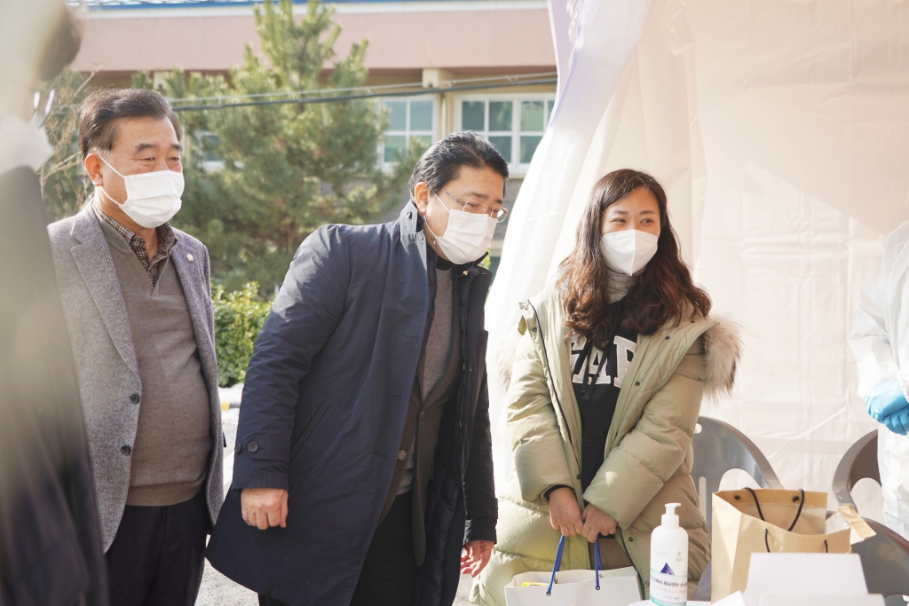 코로나임시선별검사소 근무자 격려방문 이미지(5)