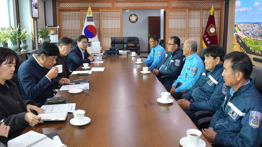 논산시의회-모범운전자회 간담회 2025.10.29(수) 이미지(2) 논산시의회-모범운전자회 간담회 2025.10.29(수) 이미지(2)