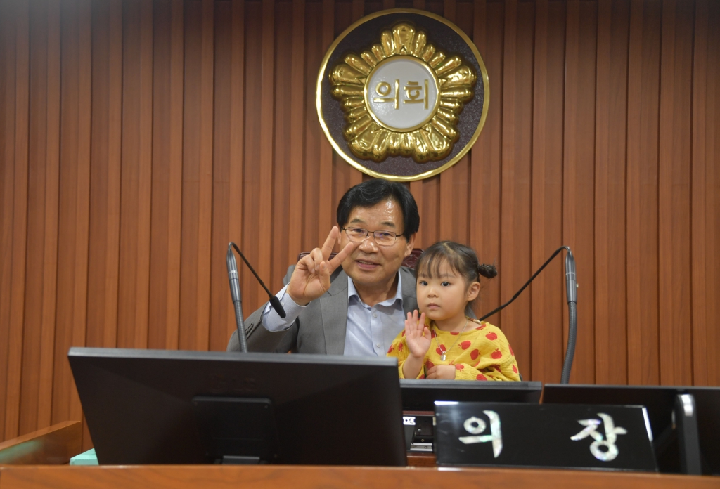 어버이날 맞아 논산 어린이집(성동숲속어린이집, 해맑은 직장어린이집) 논산시의회 방문 2025.05.08(목) 이미지(11)