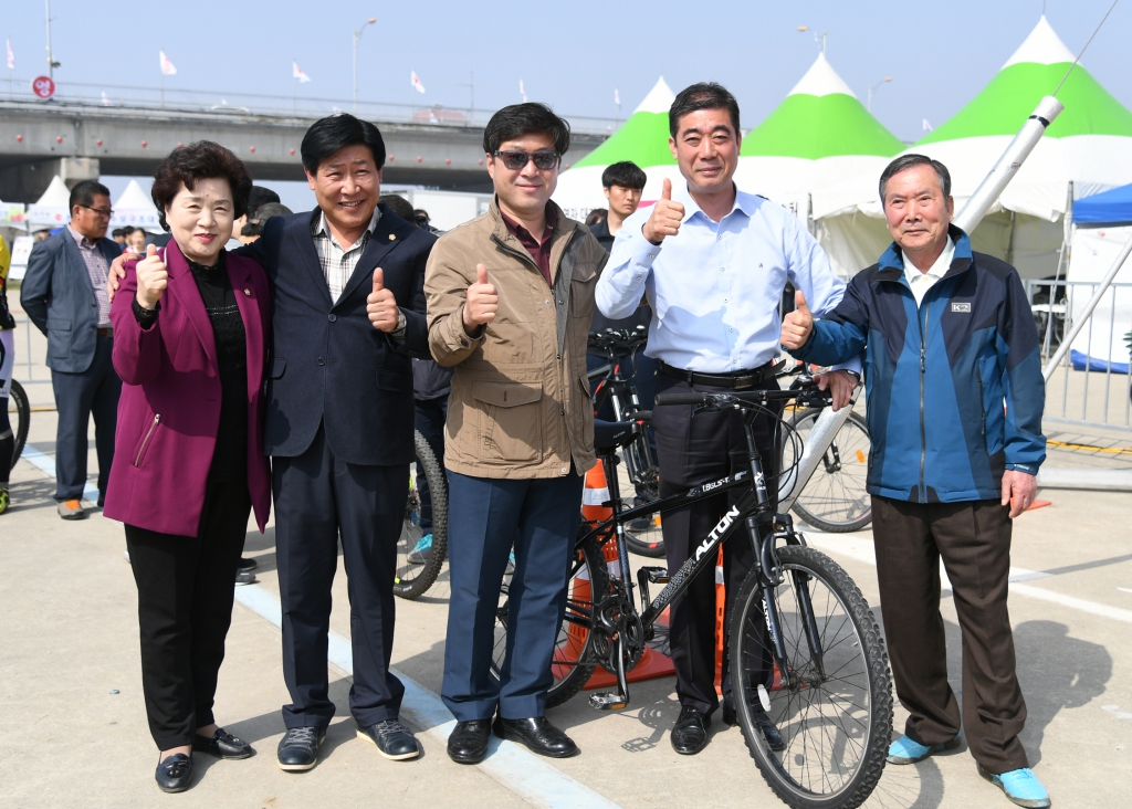 2017 논산 딸기축제 자전거대행진 행사 격려 이미지(3)