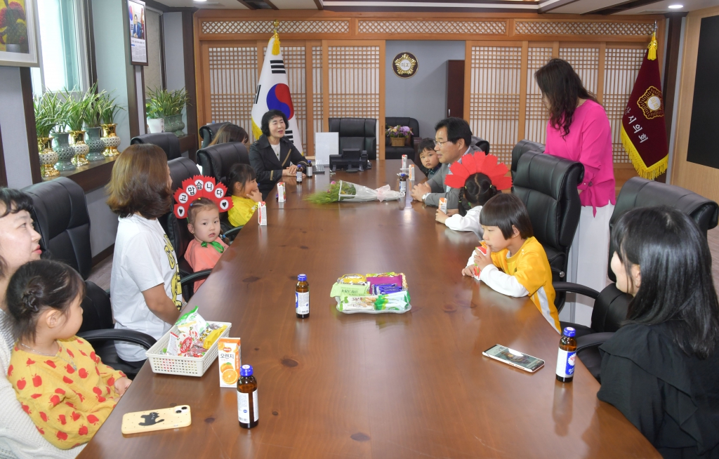 어버이날 맞아 논산 어린이집(성동숲속어린이집, 해맑은 직장어린이집) 논산시의회 방문 2025.05.08(목) 이미지(8)