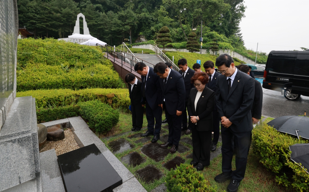 제10대 논산시의회, 첫 공식 일정으로 충령탑 참배    이미지(3)