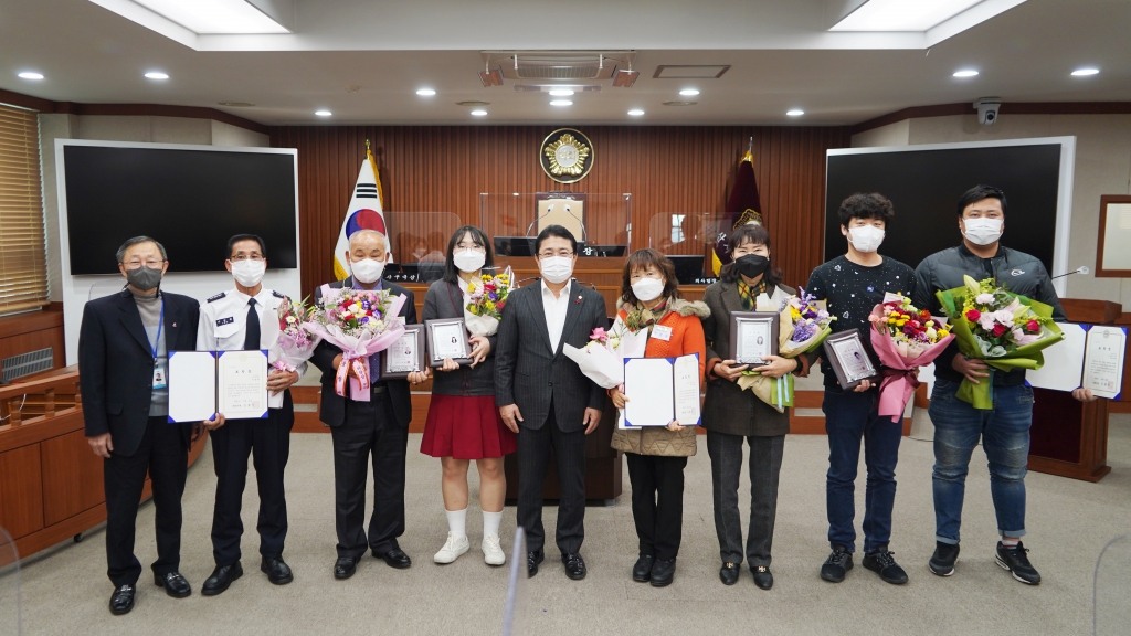 논산시의회, 자원봉사센터 유공자 표창패 수여 이미지(1)