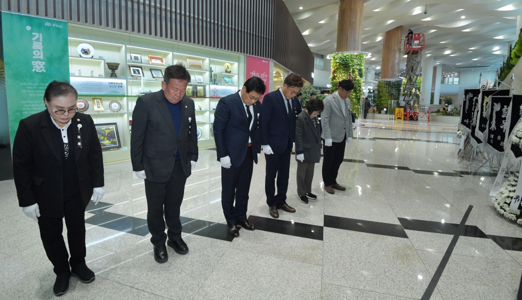 논산시의회, 여객기 사고 희생자 합동분향소 조문 이미지(1)