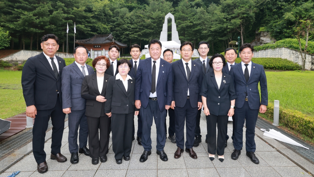제10대 논산시의회, 첫 공식 일정으로 충령탑 참배    이미지(2)